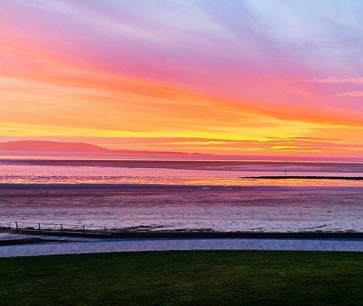Beachfront Bliss With Spectacular Views Llanelli Eksteriør bilde